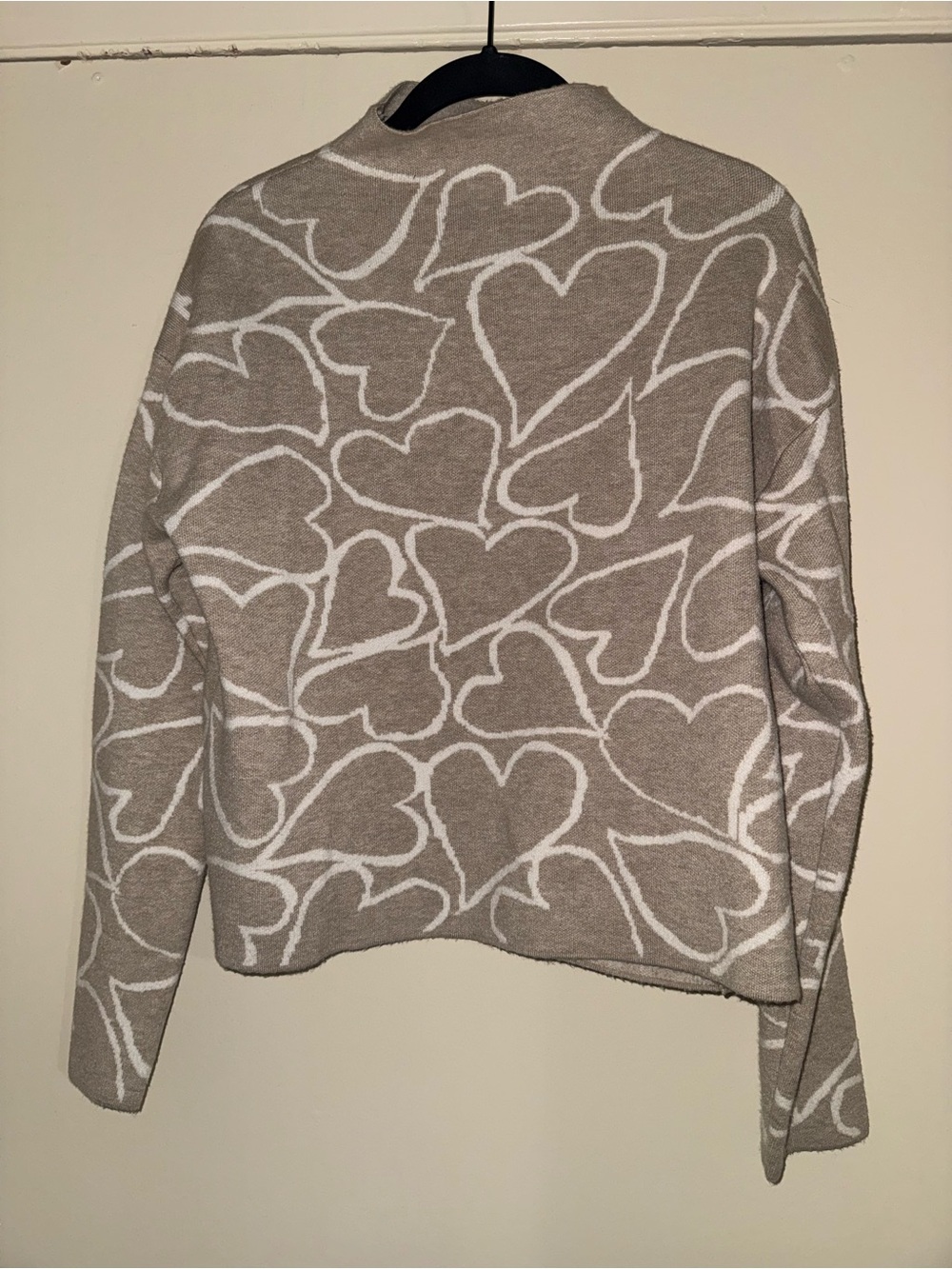 GUC | Tahari Beige & White Heart-Print Knit Pullover | Medium